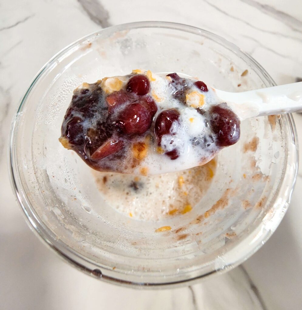 컵 하단에 가득 찬 달콤한 팥 토핑