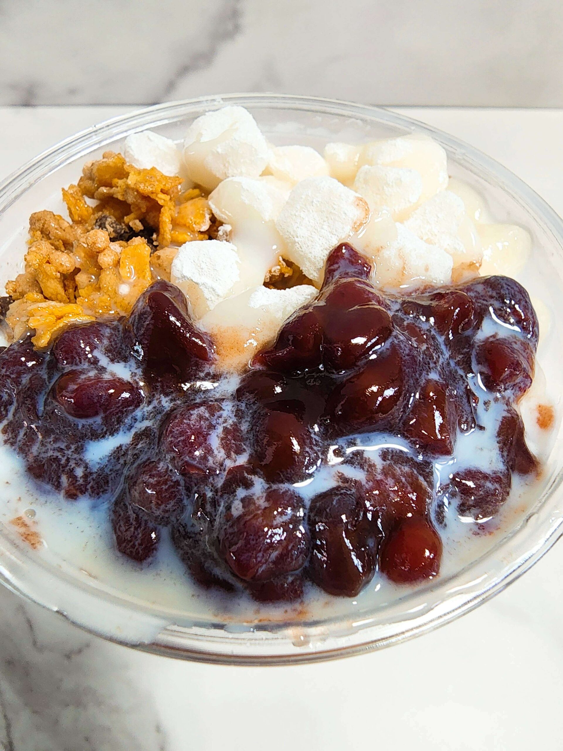 메가커피 빙수 팥빙 팥빙 파르페 썸네일 이미지 – 팥, 시리얼, 떡이 풍성하게 담긴 컵빙수 대표 사진