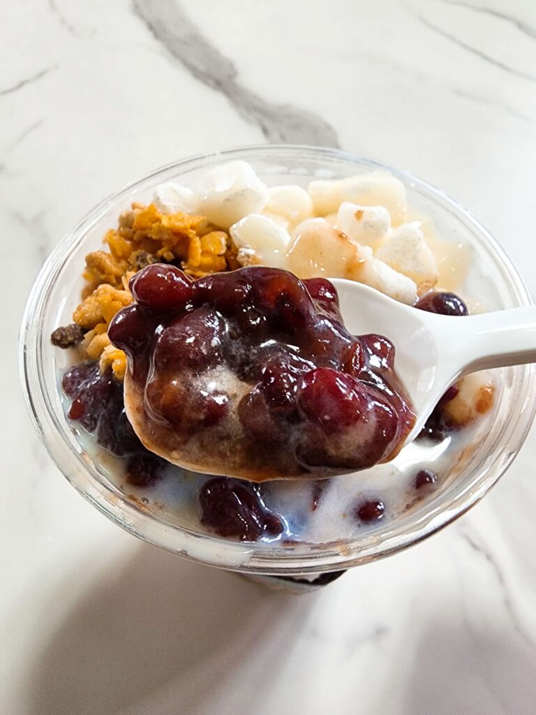 달콤하고 부드러운 통팥이 있는 메가커피 빙수 팥빙 팥빙 파르페