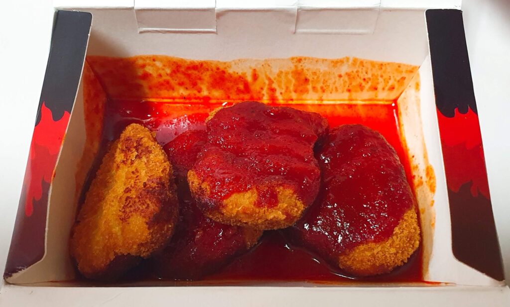 롯데리아 디지게 매운 돈까스 디진다맛의 살벌한 검붉은 소스 비주얼 - 일반적인 양념과 차원이 다른 어두운 색감과 위압감을 통해 진짜 먹어볼 만한 가치가 있는지 분석하는 한끼도감의 시식 전 사진