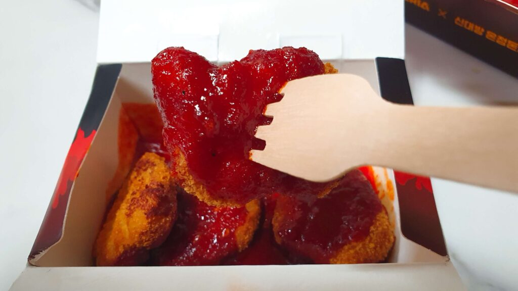 불닭볶음면보다 훨씬 매운 롯데리아 디진다맛 돈까스의 위협적인 비주얼 - 맛있게 매운맛이 아닌 고통스러운 자극에 시식을 포기하게 된 이유를 설명하는 한끼도감의 솔직 리뷰 사진