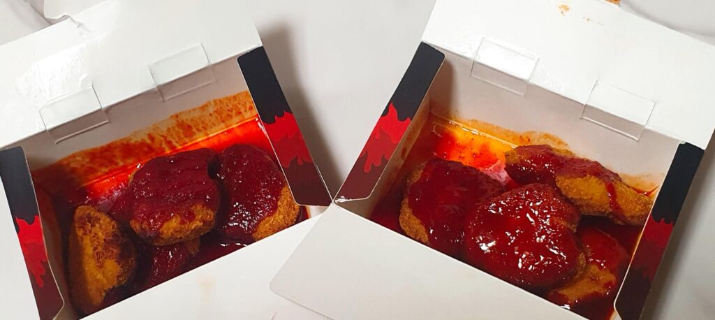 롯데리아 디지게 매운 돈까스 2가지 맛 비교 사진 - 왼쪽의 살벌하고 검붉은 '디진다맛'과 오른쪽의 평범한 '양념맛' 비주얼 차이를 통해 진짜 먹어볼 만한 가치가 있는지 분석하는 한끼도감의 실물 사진