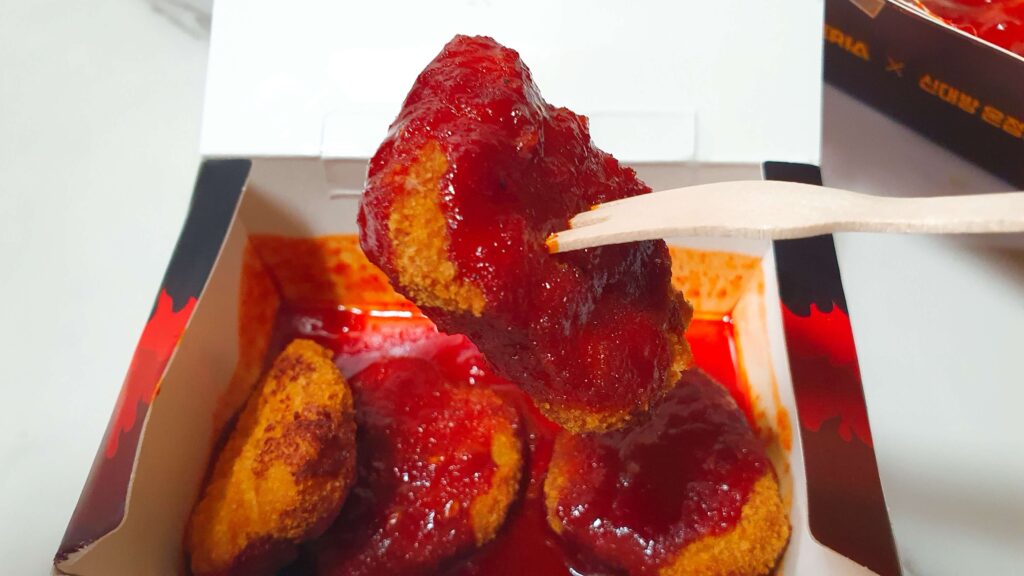 롯데리아 디지게 매운 돈까스 양념맛 패티의 근접 실물 사진 - 달달하지만 굳이 다시 찾아 먹을 만큼 매력적이지 않은 맛과 3,500원 가격의 가성비를 분석하는 한끼도감의 리뷰 사진