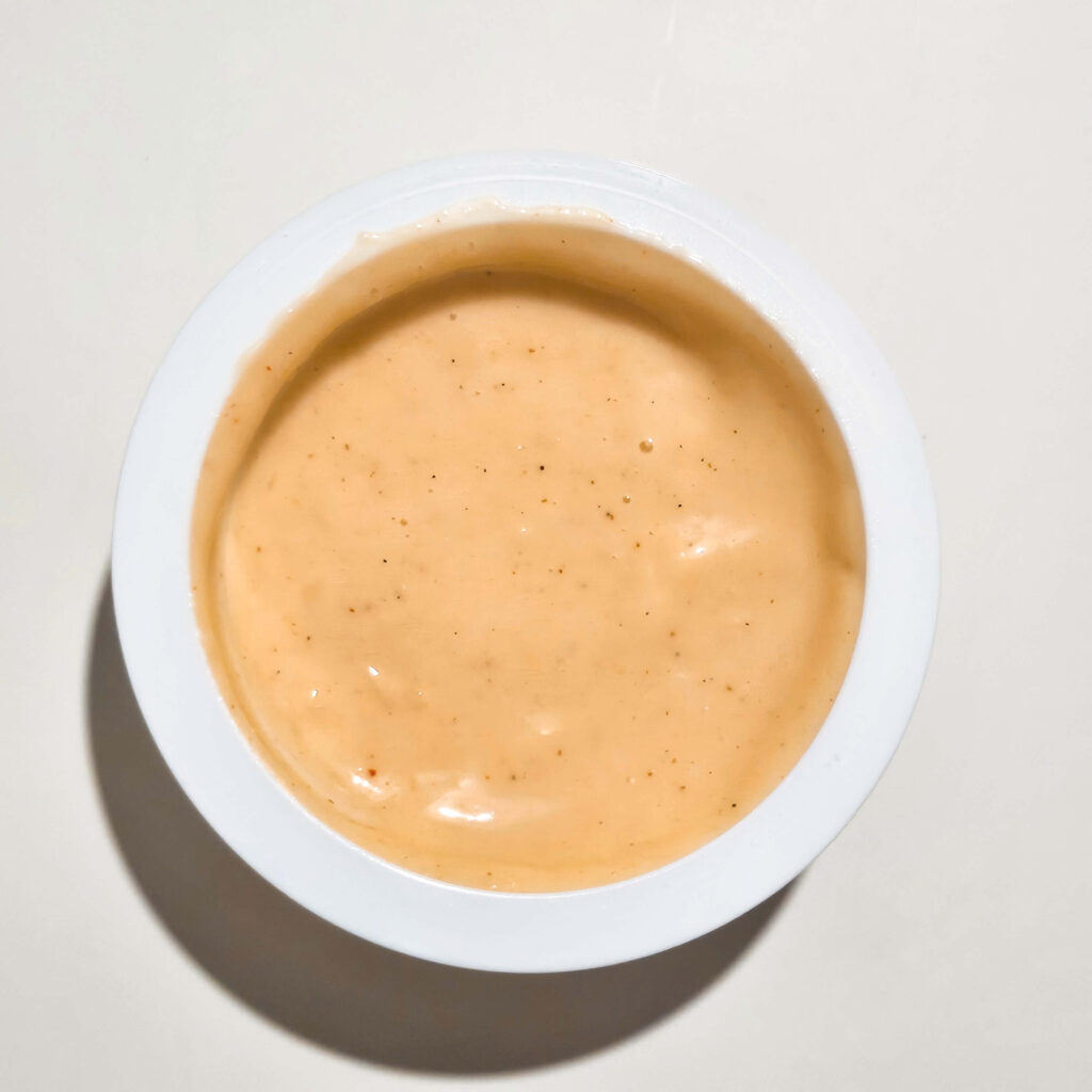 천년닭강정의 핵심인 어니언 소스의 실제 질감과 색감을 보여주는 디테일 컷 이미지.