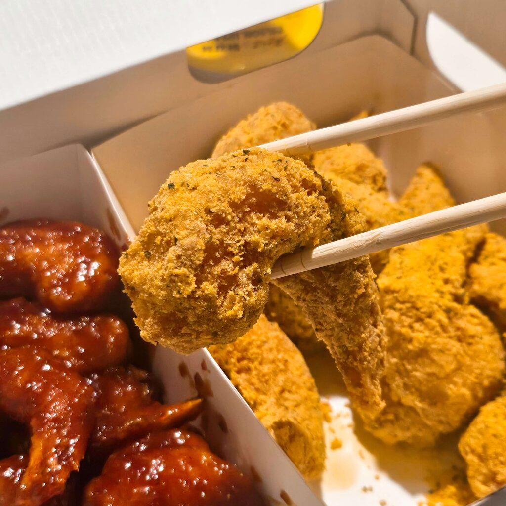 천년닭강정 눈꽃치즈 맛 새우강정의 상세 사진. 듬뿍 뿌려진 시즈닝과 바삭한 튀김옷을 보여주며 아이들 간식 및 안주로 추천하는 실패 방지용 이미지.