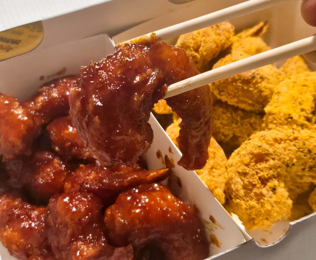 천년닭강정 달콤 맛 양념 새우강정의 윤기 나는 실물 사진. 얇은 튀김옷과 기분 좋은 달콤함을 증명하며 후회 없는 메뉴 선택을 돕는 솔직 후기 이미지.