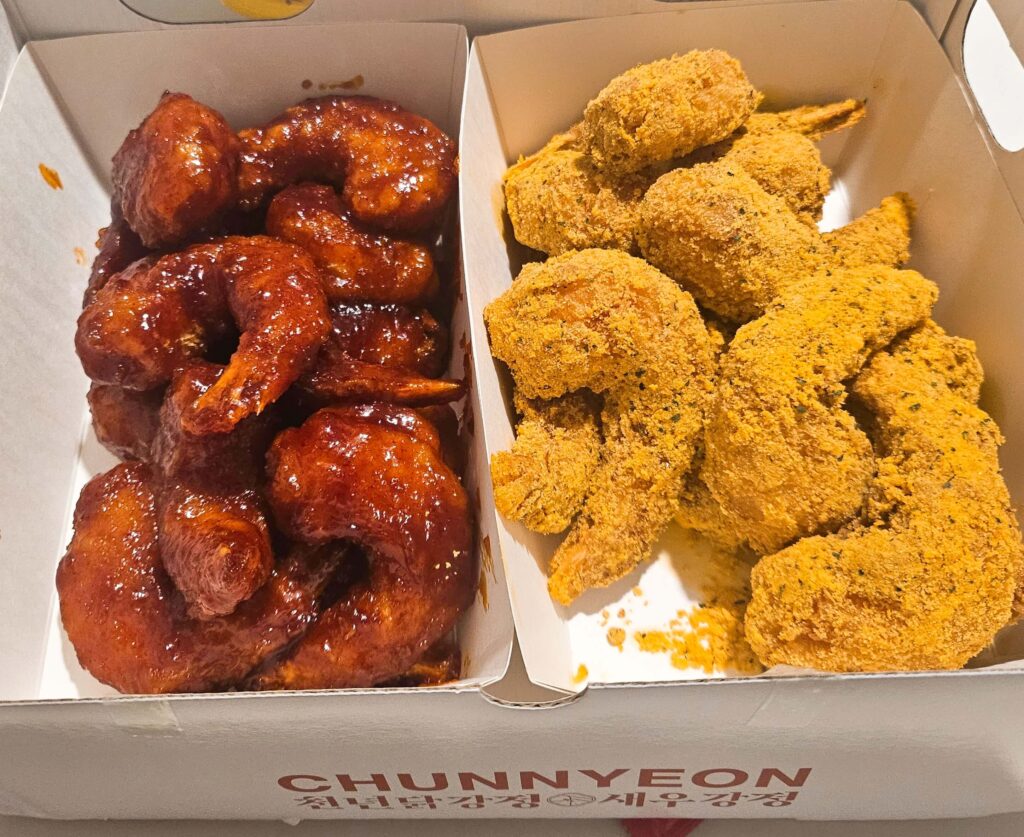 천년닭강정 후기 작성을 위해 직접 촬영한 새우강정 반반(달콤, 눈꽃) 실물 사진. 얇은 튀김옷과 속이 꽉 찬 새우 비주얼을 통해 돈과 시간이 아깝지 않은 품질을 증명하는 실패 방지용 이미지.