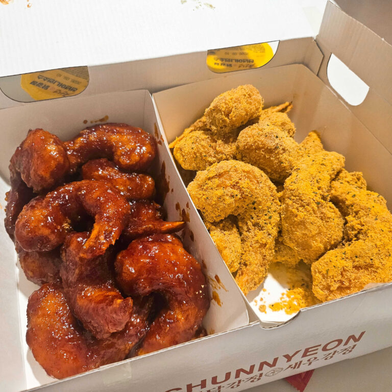 천년닭강정 새우강정 반반(달콤, 눈꽃치즈)의 실물 비주얼 사진. 얇은 튀김옷과 속이 꽉 찬 통새우 살을 보여주며, 돈과 시간이 아깝지 않은 품질임을 증명하는 실패 방지용 대표 이미지.