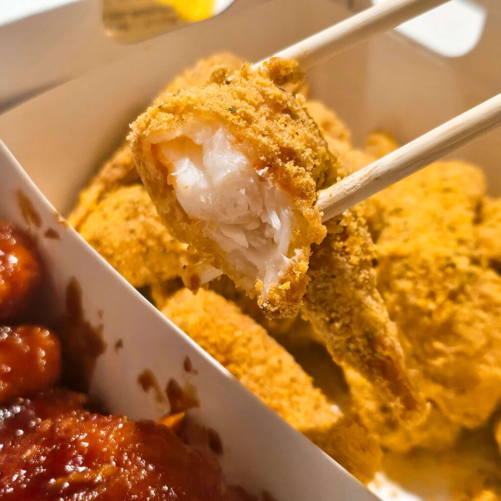 천년닭강정 새우강정의 단면 근접 촬영 사진. 얇은 튀김옷과 꽉 찬 통새우 살을 직접 보여주며 실패 없는 선택을 돕는 솔직 후기용 증거 이미지.